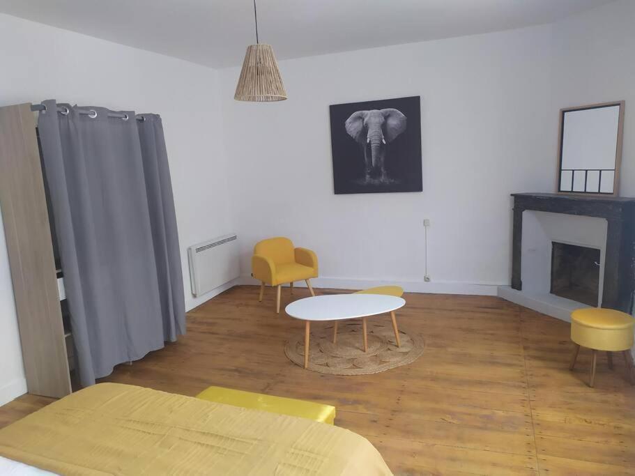 Maison De Ville Tres Lumineuse Civray  Екстериор снимка